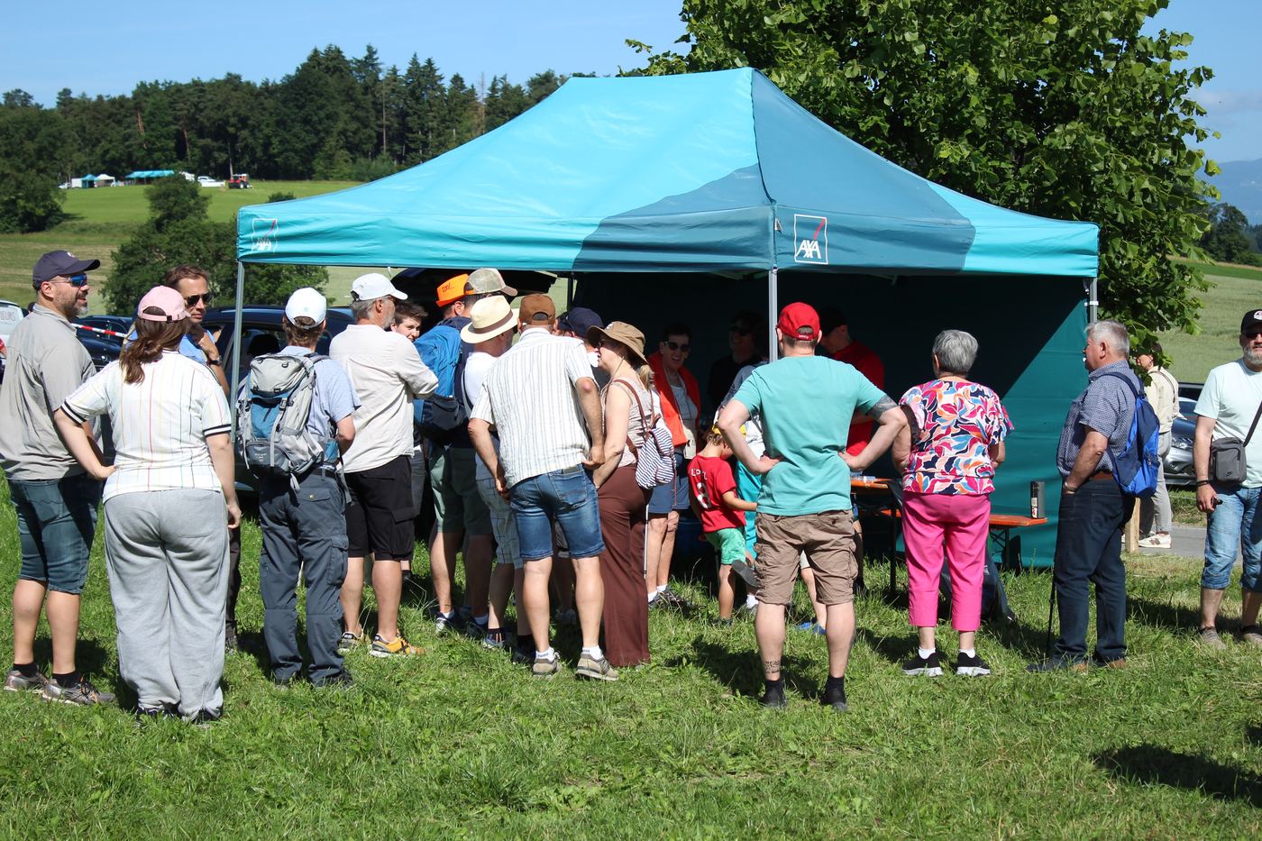 Les marcheurs au départ, devant la ferme Zosso